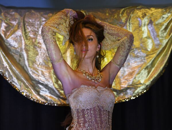 Vũ công Ba Lan biểu diễn tại cuộc thi Belly Dancer of the Universe Competition 2017 tại Long Beach, California - Sputnik Việt Nam