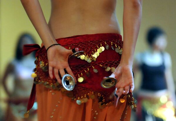 Các phụ nữ Indonesia tham gia một lớp múa bụng ở Jakarta - Sputnik Việt Nam