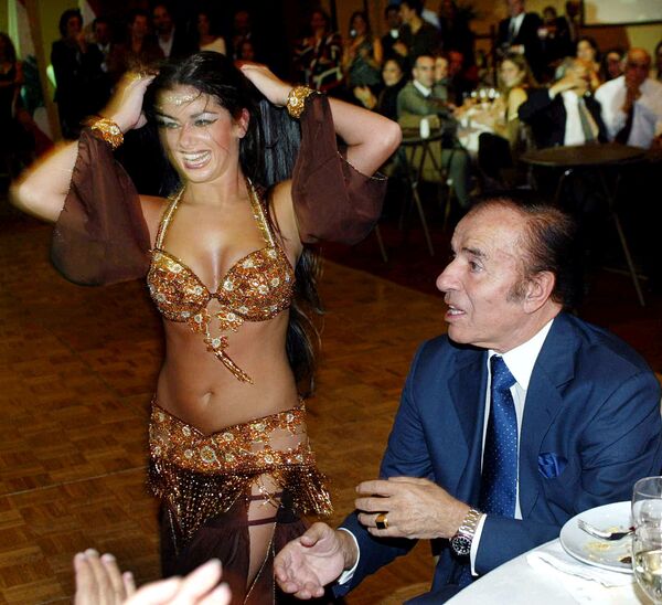 Cựu Tổng thống Argentina Carlos Menem với một vũ công tại một bữa tiệc ở Santiago - Sputnik Việt Nam