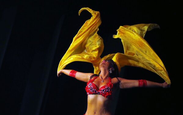 Vũ công Lia Lebenszky biểu diễn trong cuộc thi Hoa hậu Belly-Dance Hungary tại Budapest - Sputnik Việt Nam