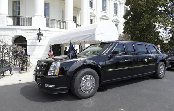 Лимузин Cadillac президента США Дональда Трампа у здания Белого дома в Вашингтоне Лимузин Cadillac президента США Дональда Трампа у здания Белого дома в Вашингтоне - Sputnik Việt Nam