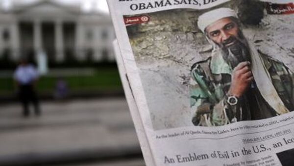 Thủ lĩnh Al-Qaeda Osama bin Laden trên trang đầu của tờ báo phía trước Nhà Trắng ở Washington, DC - Sputnik Việt Nam