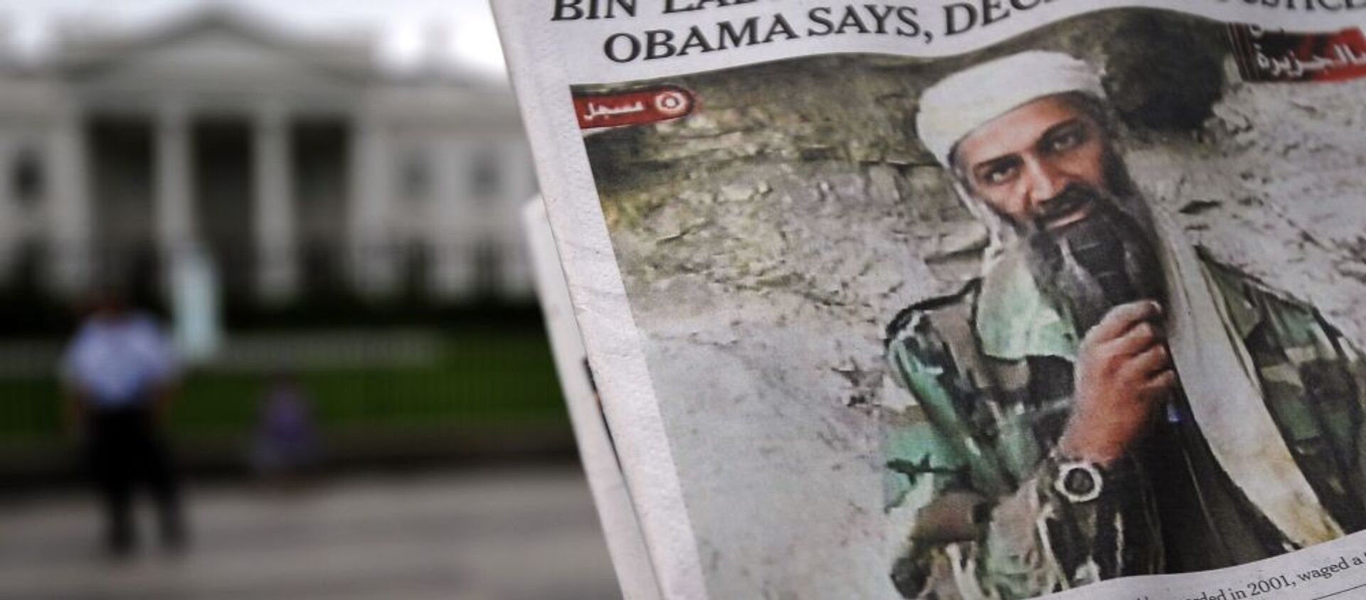 Thủ lĩnh Al-Qaeda Osama bin Laden trên trang đầu của tờ báo phía trước Nhà Trắng ở Washington, DC - Sputnik Việt Nam, 1920, 15.11.2020