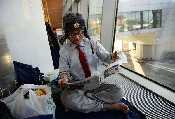 Nhà báo Nhật Bản Tetsuya Abo tại khu terminal sân bay Sheremetyevo. - Sputnik Việt Nam