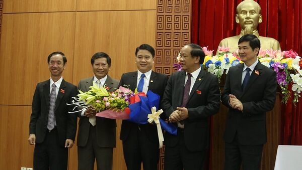 Lãnh đạo tỉnh Quảng Nam tặng hoa chúc mừng ông Trần Văn Tân. - Sputnik Việt Nam