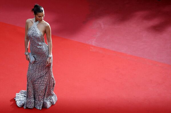 Siêu mẫu Bella Hadid trên thảm đỏ của Liên hoan phim quốc tế Cannes lần thứ 71 - Sputnik Việt Nam