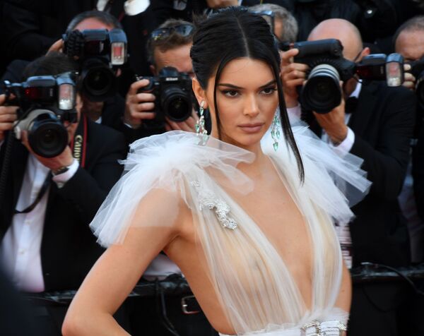 Siêu mẫu Kendall Jenner trên thảm đỏ của Liên hoan phim quốc tế Cannes lần thứ 71 - Sputnik Việt Nam