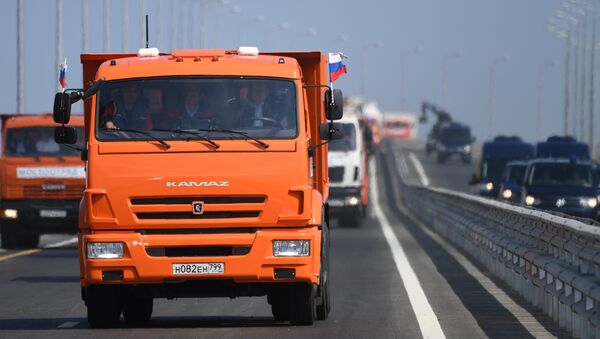 Ông Putin lái chiếc xe KAMAZ chạy lên cầu Crưm đầu tiên - Sputnik Việt Nam
