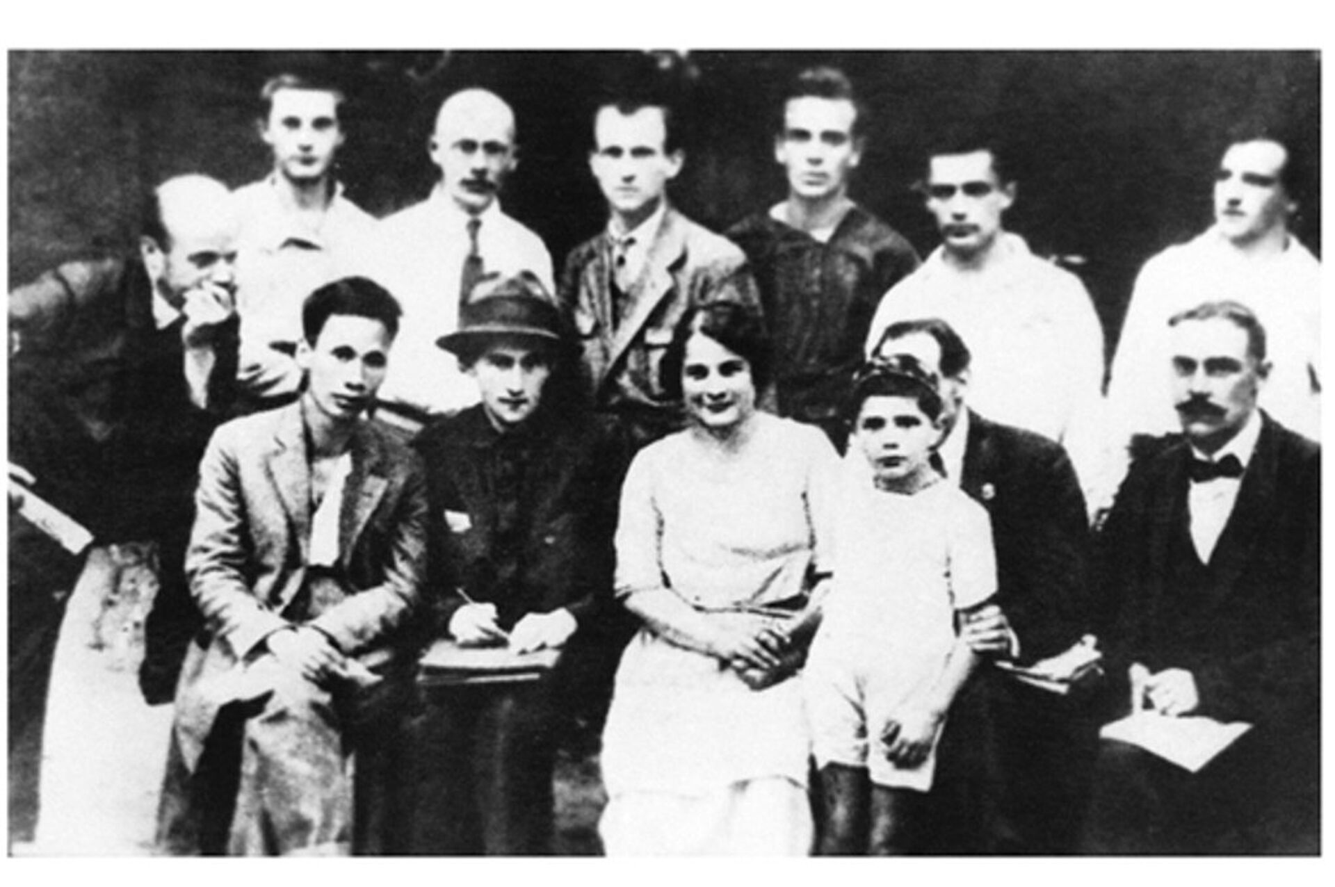 Nguyễn Ái Quốc (thứ nhất bên trái) cùng với các đại biểu dự Đại hội V của Quốc tế Cộng sản. Matxcơva năm 1924 - Sputnik Việt Nam, 1920, 24.10.2023