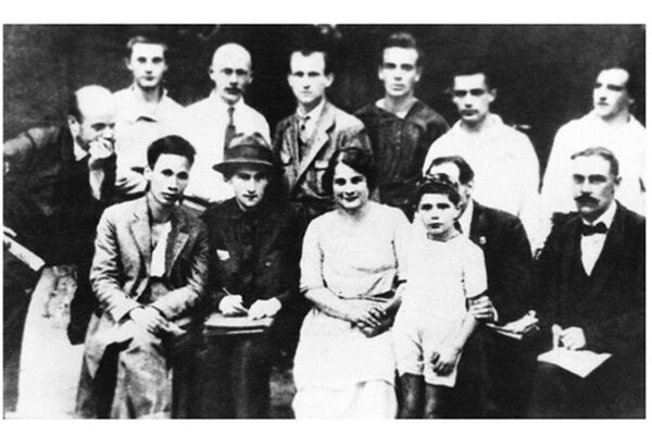 Nguyễn Ái Quốc (thứ nhất bên trái) cùng với các đại biểu dự Đại hội V của Quốc tế Cộng sản. Matxcơva năm 1924 - Sputnik Việt Nam