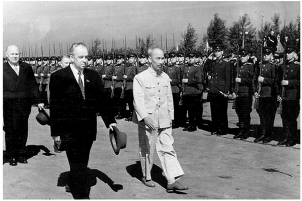 Chủ tịch Hồ Chí Minh duyệt đội danh dự của quân đội Liên Xô tại nghi lễ long trọng đón tiếp phái đoàn đại biểu Chính phủ Việt Nam thăm chính thức Liên Xô, ngày 12 tháng 7 năm 1955. - Sputnik Việt Nam