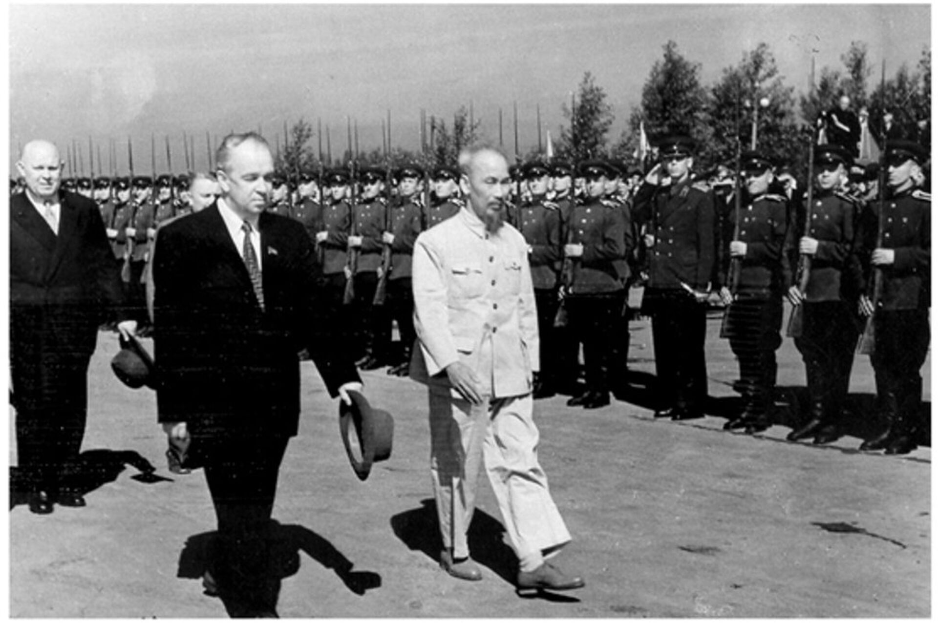 Chủ tịch Hồ Chí Minh duyệt đội danh dự của quân đội Liên Xô tại nghi lễ long trọng đón tiếp phái đoàn đại biểu Chính phủ Việt Nam thăm chính thức Liên Xô, ngày 12 tháng 7 năm 1955. - Sputnik Việt Nam, 1920, 29.01.2022