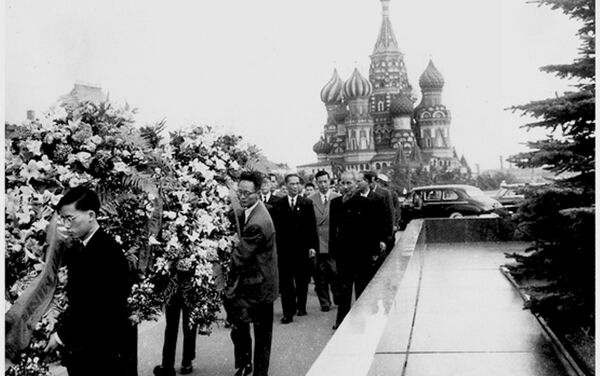 Chủ tịch Hồ Chí Minh viếng Lăng V.I. Lenin, ngày 2 tháng 11 năm 1957. - Sputnik Việt Nam