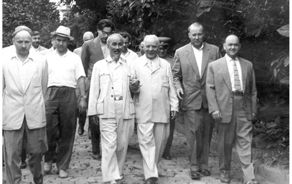  Chủ tịch Hồ Chí Minh và ông Voroshilov K.E. Chủ tịch Chủ tịch đoàn Hội đồng Xô-viết Tối cao Liên Xô ở Tbilisi (thủ đô Cộng hòa Gruzia), ngày 21 tháng 7 năm 1959. - Sputnik Việt Nam