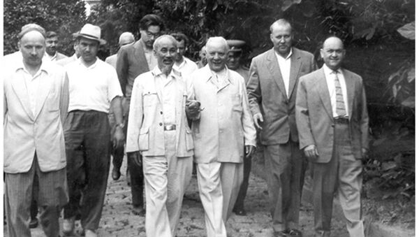Chủ tịch Hồ Chí Minh và ông Voroshilov K.E. Chủ tịch Chủ tịch đoàn Hội đồng Xô-viết Tối cao Liên Xô ở Tbilisi (thủ đô Cộng hòa Gruzia), ngày 21 tháng 7 năm 1959. - Sputnik Việt Nam