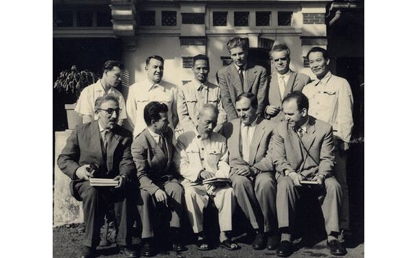 Phái đoàn các nhà hoạt động văn hóa Xô-viết trong chuyến thăm Việt Nam, tháng 4 năm 1958. - Sputnik Việt Nam