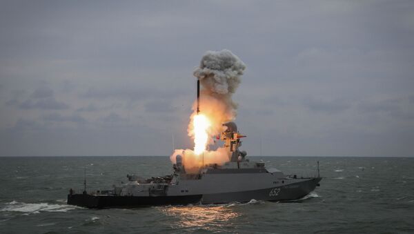 Tàu tên lửa nhỏ Grad Sviyazhsk phóng tên lửa Kalibr trong buổi diễn tập tổng kết của nhóm tàu chiến Hạm đội Caspian - Sputnik Việt Nam