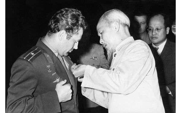Chủ tịch Hồ Chí Minh trao tặng Huân chương Anh hùng Lao động Việt Nam cho nhà du hành vũ trụ Liên Xô G. Titốp tại Hà Nội, ngày 21/1/1962 - Sputnik Việt Nam