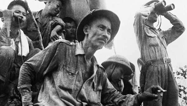 Chủ tịch nước Việt Nam DCCH Hồ Chí Minh theo dõi diễn biến chiến sự trên mặt trận Đông Khê trong thời gian kháng chiến chống Pháp  - Sputnik Việt Nam