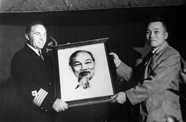 Đại diện Hội Hữu nghị Việt-Xô trao bức chân dung Chủ tịch Hồ Chí Minh cho thủy thủ đoàn của con tàu Xô-viết Hồ Chí Minh tại cảng Vladivostok - Sputnik Việt Nam