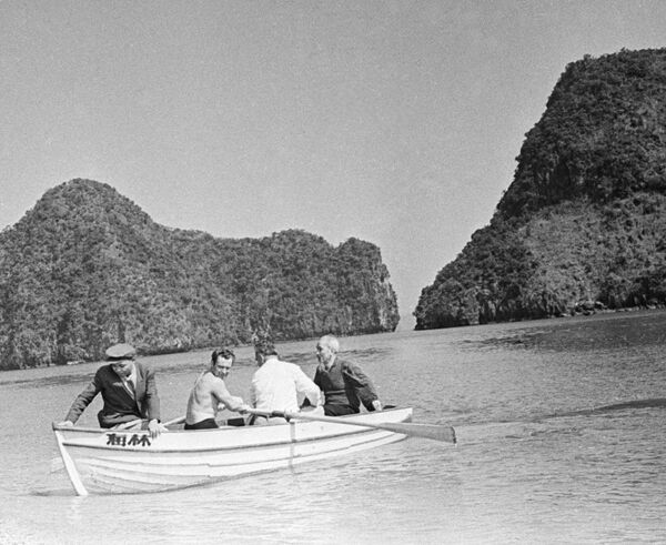 Phi hành gia German Titov (thứ hai bên phải) và Chủ tịch Hồ Chí Minh (bên phải) đi thuyền trên Vịnh Hạ Long. - Sputnik Việt Nam