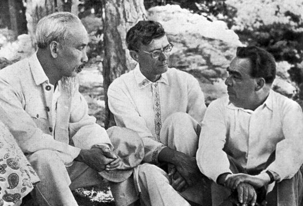 Các nhà lãnh đạo Hồ Chí Minh, Mikhail Suslov và Leonid Brezhnev trong kỳ nghỉ ở Crưm - Sputnik Việt Nam