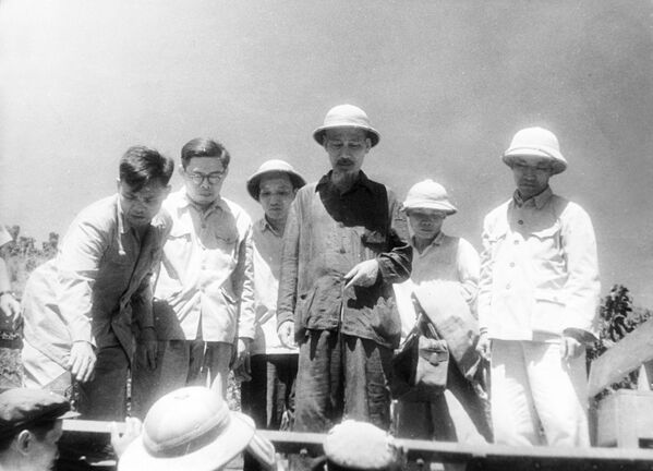 Chủ tịch nước Việt Nam DCCH Hồ Chí Minh thăm khu mỏ Lào Cai mùa hè năm 1957. - Sputnik Việt Nam