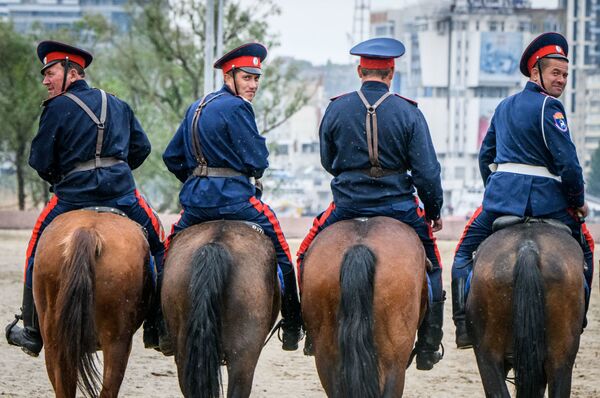 Người Cossac sông Đông thực hành kỹ năng cưỡi ngựa ở Rostov-na-Donu - Sputnik Việt Nam