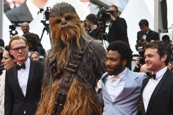 Các diễn viên Alden Erenrayk, Donald Glover, nhân vật Chewbacca trong phim Star Wars và diễn viên Paul Bettany trên thảm đỏ của Liên hoan Phim Quốc tế Cannes lần thứ 71 - Sputnik Việt Nam