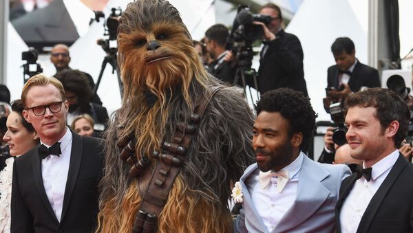 Các diễn viên Alden Erenrayk, Donald Glover, nhân vật Chewbacca trong phim Star Wars và diễn viên Paul Bettany trên thảm đỏ của Liên hoan Phim Quốc tế Cannes lần thứ 71  - Sputnik Việt Nam