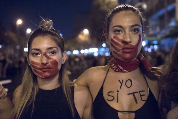 Những người tham gia cuộc biểu tình chống bạo hành phụ nữ ở Santiago, Chile - Sputnik Việt Nam