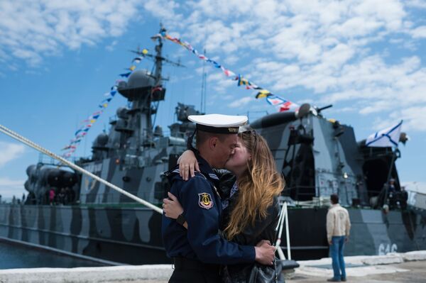 Chàng lính thủy Hạm đội Biển Đen với cô gái trong sự kiện lễ hội ở Sevastopol - Sputnik Việt Nam