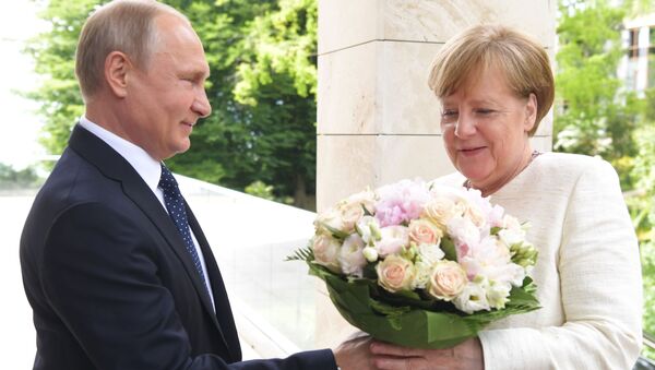 Tổng thống Putin tặng hoa cho bà Merkel - Sputnik Việt Nam