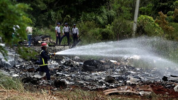 Firefighters work in the wreckage of a Boeing 737 plane that crashed in the agricultural area of Boyeros, around 20 km (12 miles) south of Havana, shortly after taking off from Havana's main airport in Cuba, May 18, 2018. - Sputnik Việt Nam