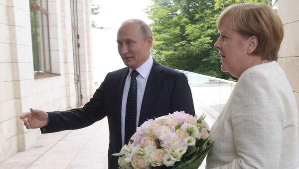 Президент РФ Владимир Путин и федеральный канцлер ФРГ Ангела Меркель во время встречи в Сочи - Sputnik Việt Nam