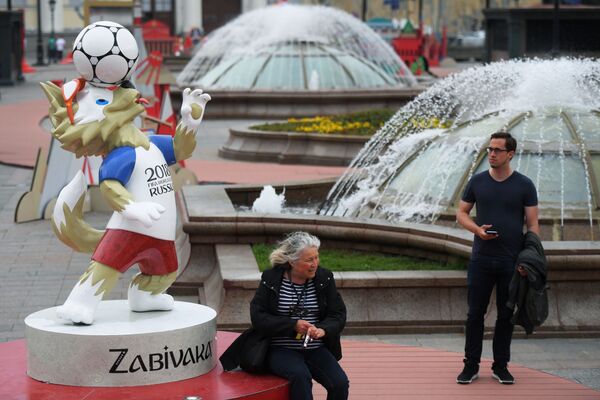 Bức tượng linh vật chính thức của FIFA World Cup - sói Zabivaka 2018, được đặt tại Quảng trường Manezh ở Moskva - Sputnik Việt Nam