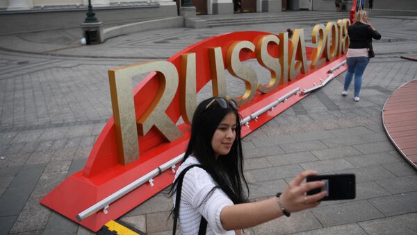 Cô gái chụp ảnh selfie tại Công trình nghệ thuật, lắt đặt nhân dịp World Cup 2018, tại quảng trường Maneg ở Moskva - Sputnik Việt Nam
