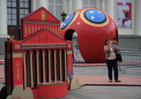 Công trình nghệ thuật, được dựng lên nhân dịp World Cup 2018, tại quảng trường Manezh ở Moskva - Sputnik Việt Nam