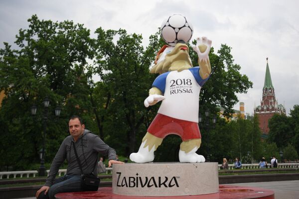 Người đàn ông đứng gần bức tượng linh vật chính thức  World Cup 2018 - sói Zabivaka - Sputnik Việt Nam