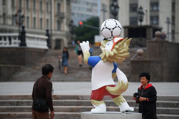 Khách du lịch tại bức tượng linh vật chính thức của FIFA World Cup - sói Zabivaki 2018, được đặt tại Quảng trường Manezh ở Moskva - Sputnik Việt Nam