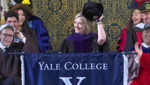 Bà Clinton đội mũ lông che tai trong khi phát biểu tại Yale - Sputnik Việt Nam