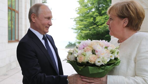 bó hoa mà Tổng thống Nga Vladimir Putin tặng cho Thủ tướng Đức Angela Merkel - Sputnik Việt Nam