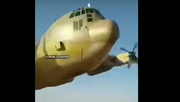 Máy bay C-130 của Mỹ bay ở độ cao một mét trên đầu các binh sĩ - Sputnik Việt Nam