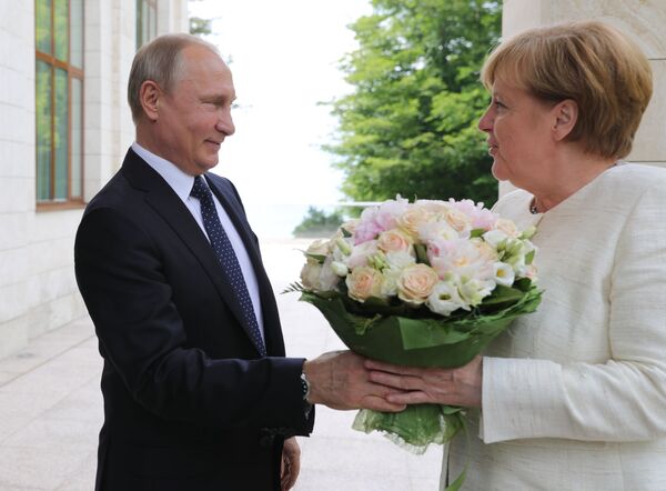 Tổng thống Nga Vladimir Putin và Thủ tướng Đức Angela Merkel trong cuộc gặp ở Sochi - Sputnik Việt Nam