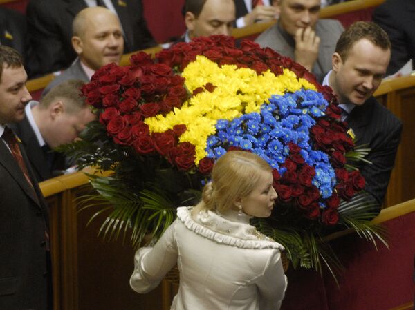 Bà Yulia Tymoshenko cầm bó hoa với bản đồ Ukraina, Kiev, năm 2007 - Sputnik Việt Nam