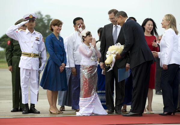 Tổng thống Mỹ Barack Obama và Hillary Clinton tại sân bay quốc tế Yangon, Myanmar, năm 2012 - Sputnik Việt Nam