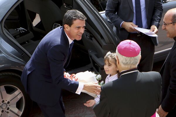 Thủ tướng Pháp Manuel Valls nhận bó hoa trong chuyến thăm nhà thờ Công giáo ở Amman, Jordan, năm 2015 - Sputnik Việt Nam