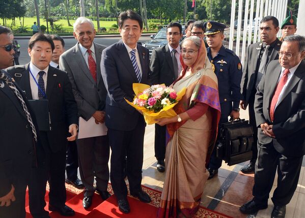 Thủ tướng Nhật Bản Shinzo Abe nhận bó hoa từ đồng cấp Bangladesh Sheikh Hasina tại Dhaka, năm 2014 - Sputnik Việt Nam