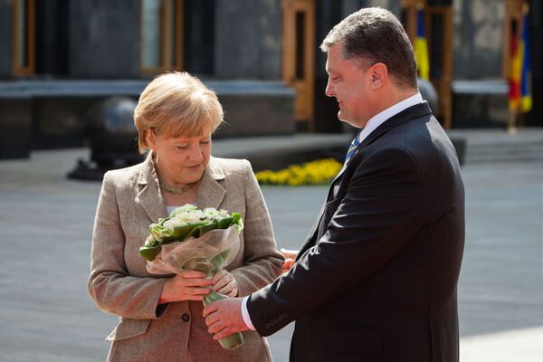 Tổng thống Ukraina Petro Poroshenko và thủ tướng Đức Angela Merkel trong cuộc gặp tại Kiev, năm 2014 - Sputnik Việt Nam