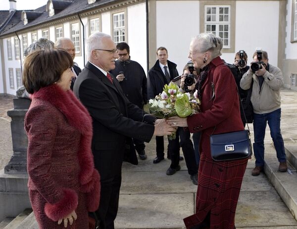 Tổng thống Czech Vaclav Klaus và phu nhân Livia nhận hoa từ Nữ hoàng Đan Mạch Margrethe trước dạ tiệc tại cung điện Fredensborg, năm 2006 - Sputnik Việt Nam